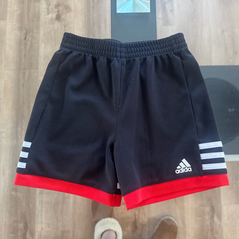 🩳 ADIDAS Black and Red Athletic Kids Shorts - 2T